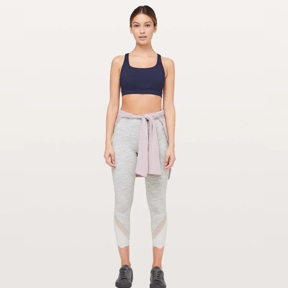 double logo Lululemon Wunder Under Crop II Scallop Luxtreme size 8